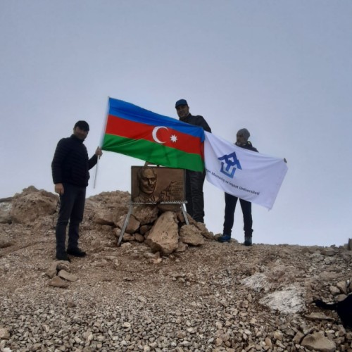 AzMİU əməkdaşları Heydər Əliyev zirvəsini fəth etdilər - FOTOLAR